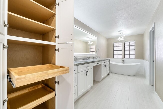 Building Photo - 968 Pinehurst Dr