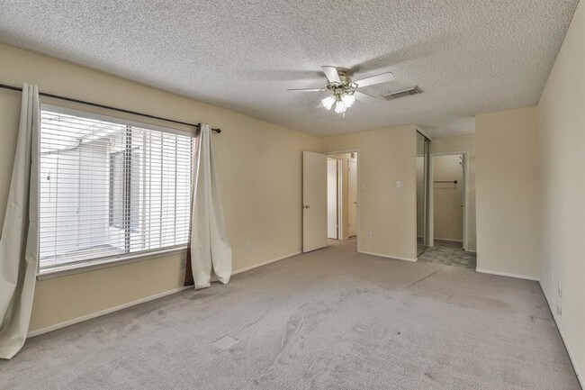 Kingsize Master Bedroom - 2816 Windchase Blvd