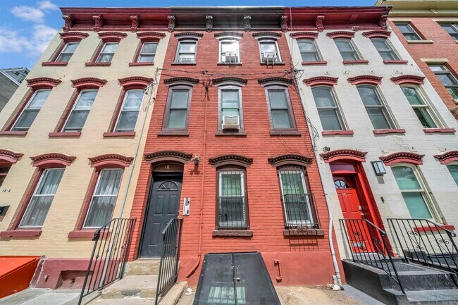 Building Photo - 18 Mercer St