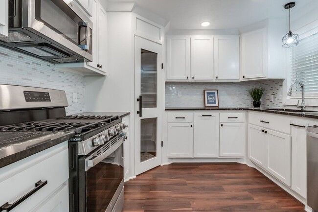 Building Photo - Luxury remodel in NW Oklahoma City