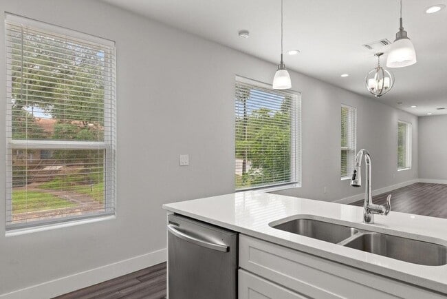 Building Photo - 6109 Cherrylawn Cir