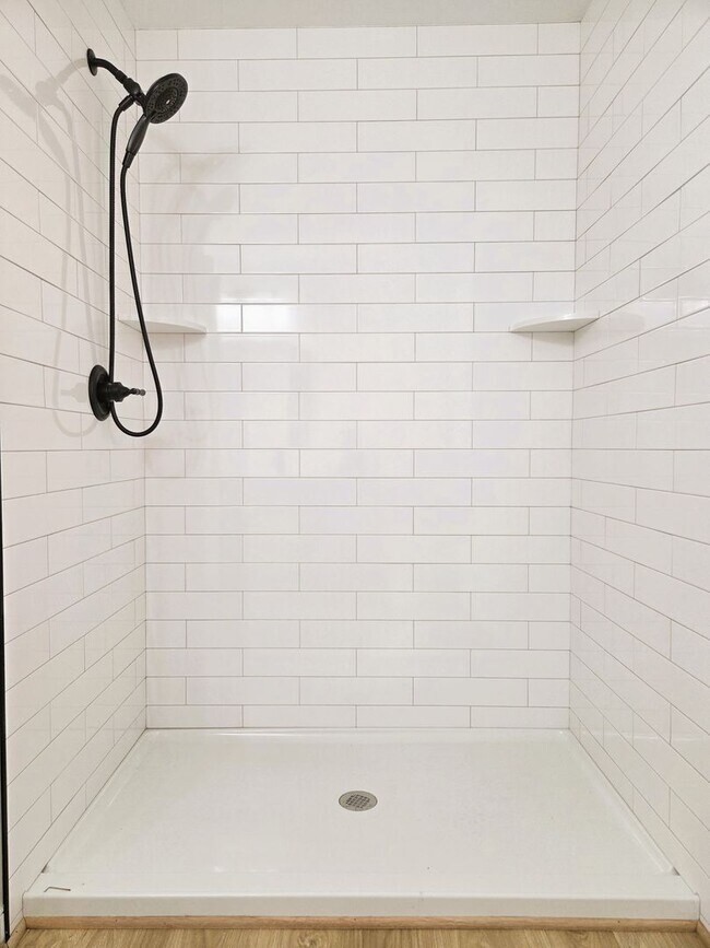 Building Photo - Large 3 story home located in Glenwood Park just minutes from downtown Richmond