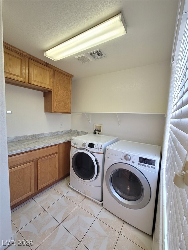 Building Photo - 9497 Rainfall Ave