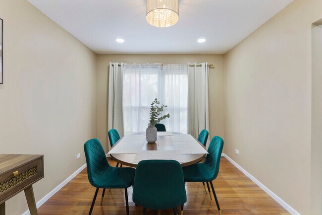 Building Photo - 1356 Larchmont Dr