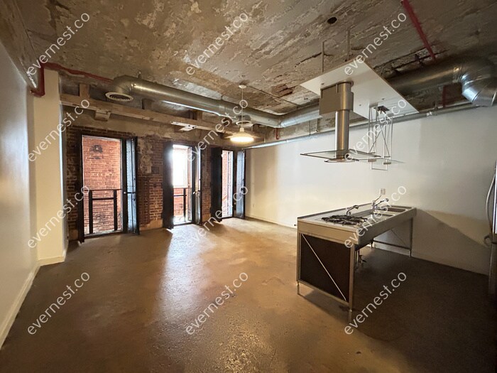Building Photo - 244 Peters St SW