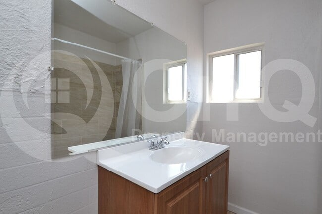 Building Photo - 515 W 13th St