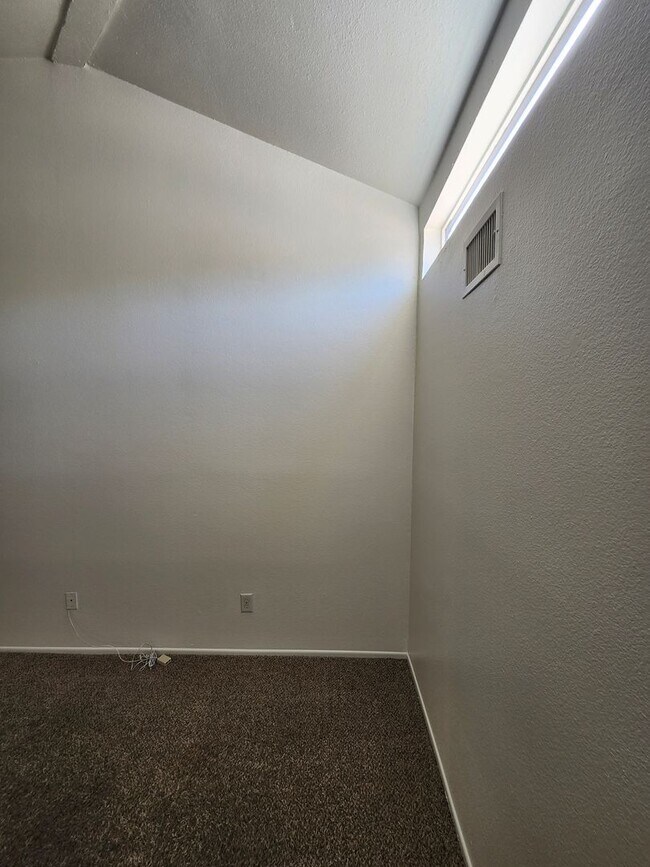 Building Photo - Beautiful 2-Bedroom Condo in Phillips Ranch