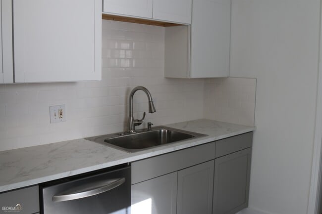 Building Photo - 2577 Eastwood Dr