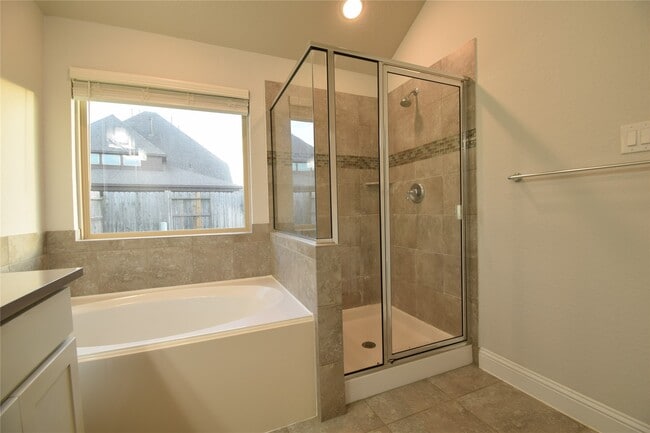 Building Photo - 16643 Highland Country Dr