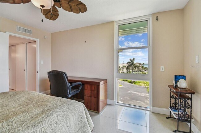 Building Photo - 7400 Sun Island Dr S