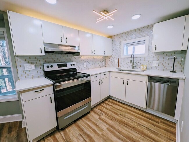 Building Photo - 1303 Colony Dr