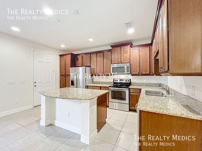 Building Photo - Wonderfull 2 bedroom, 2.5 bath Townhome in...