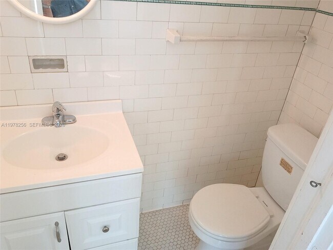 Building Photo - 2346 SW 20th St