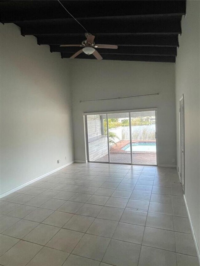 Building Photo - 5420-5422 SW 25th Ave