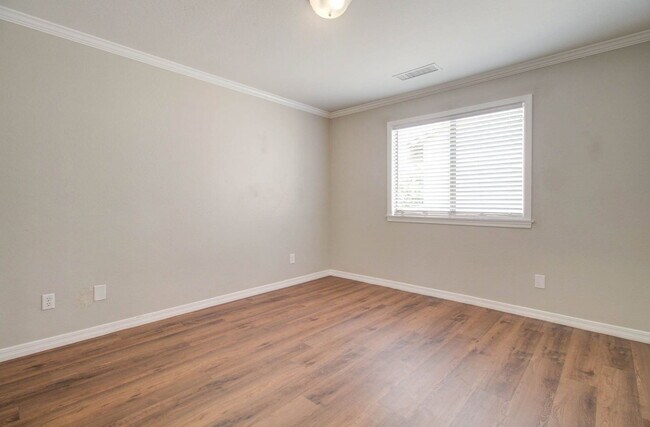 Building Photo - 2143 W Marconi Ave