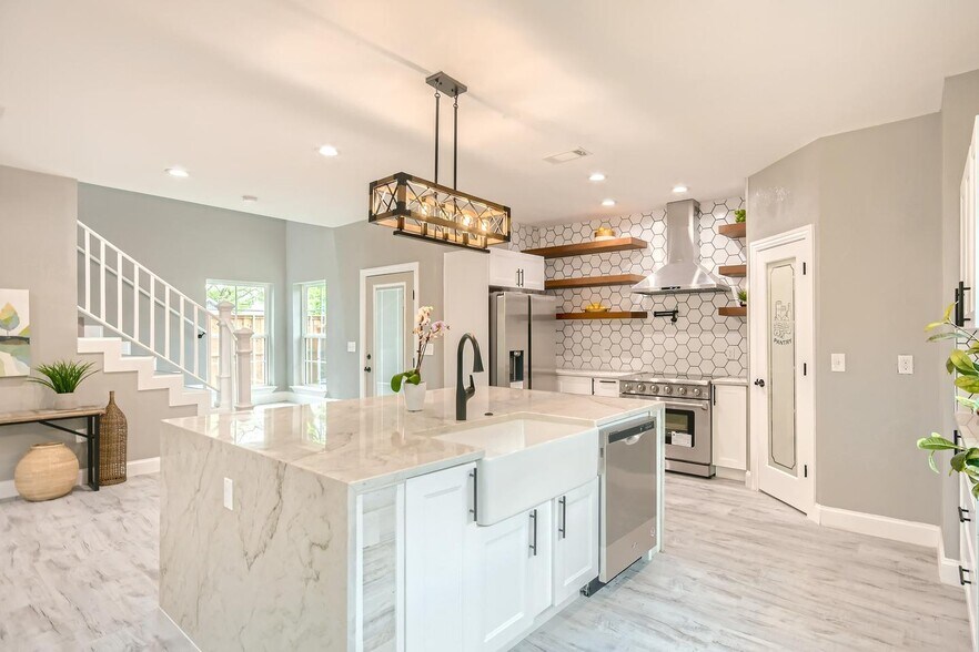 Building Photo - North Oak Cliff home 2 miles from Bishop A...