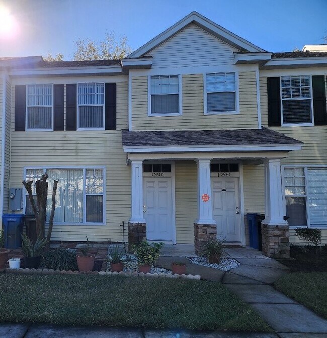 Beautiful 2Bedroom, 1.5Bathroom Townhome... 10947 Black Swan Ct