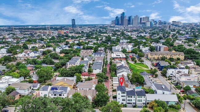 Building Photo - 2303 Yupon St