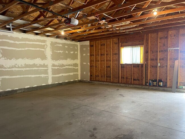 Building Photo - PENDING APPLICATION- Beautiful 3 Bedroom S...