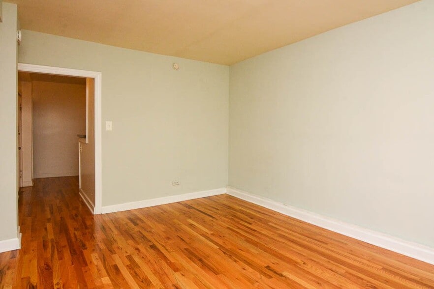 Building Photo - 1352 N Dearborn St