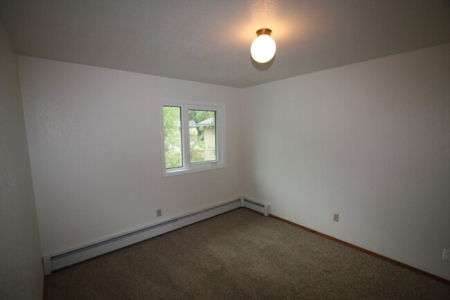 Building Photo - 3 Bedroom Townhome in Eagle River w/ Fence...