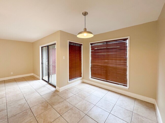 Building Photo - 3843