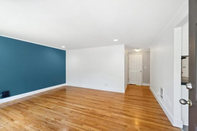 Building Photo - 3 bedroom in Seattle WA 98108