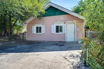 Building Photo - 1002 E Rio Grande St