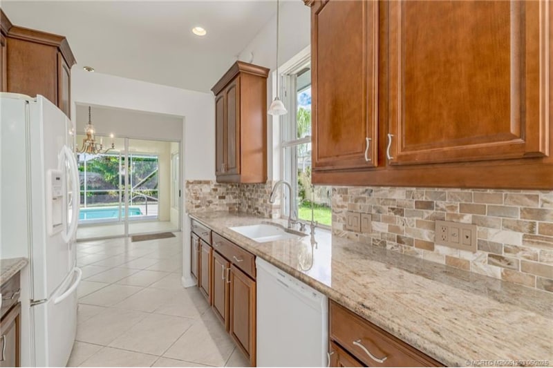 Building Photo - 2102 SW Mayflower Dr