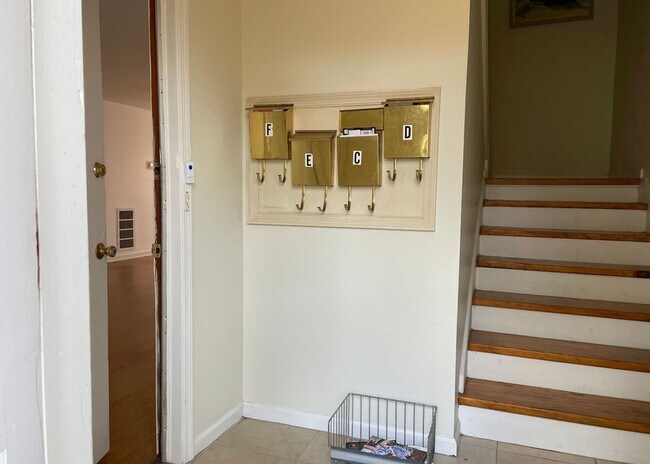Building Photo - Available 7/1. 2 BR/2 BA in a FANTASTIC Lo...