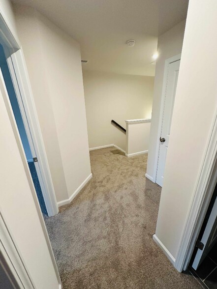 Building Photo - 2041 Dy Lily Dr