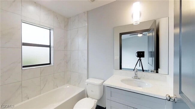 Building Photo - 1315 NE 8th Pl