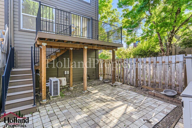 Building Photo - Beautiful End-Unit Townhome with 3 Bedrooms, 3 Full Baths & Private Outdoor Living