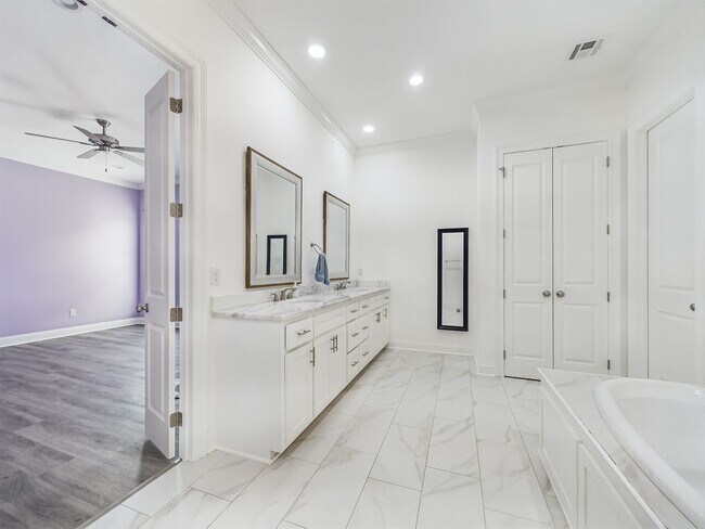 Building Photo - Luxurious 4 bedroom home available JANUARY 19th in Lafayette!