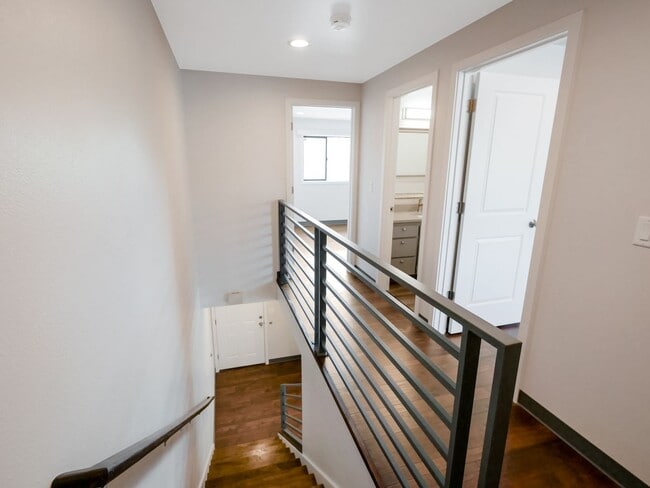 Building Photo - 2 BED & 1.5 BATH DUPLEX FOR RENT