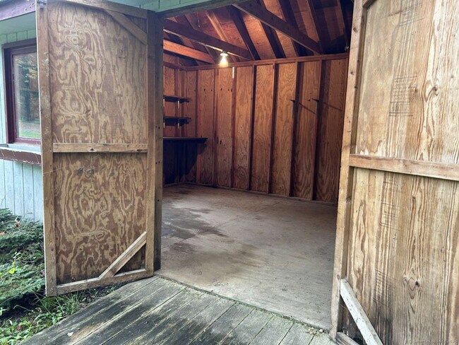 Building Photo - 18 Great Meadow Rd