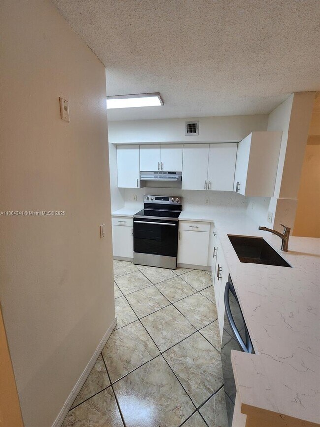 Building Photo - 2433 Centergate Dr