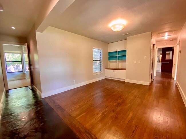 Building Photo - Charming 4 Bedrooms, 3 Bathrooms Home in Allandale!!!!