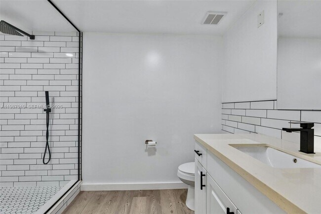 Building Photo - 518 NE 199th Ln