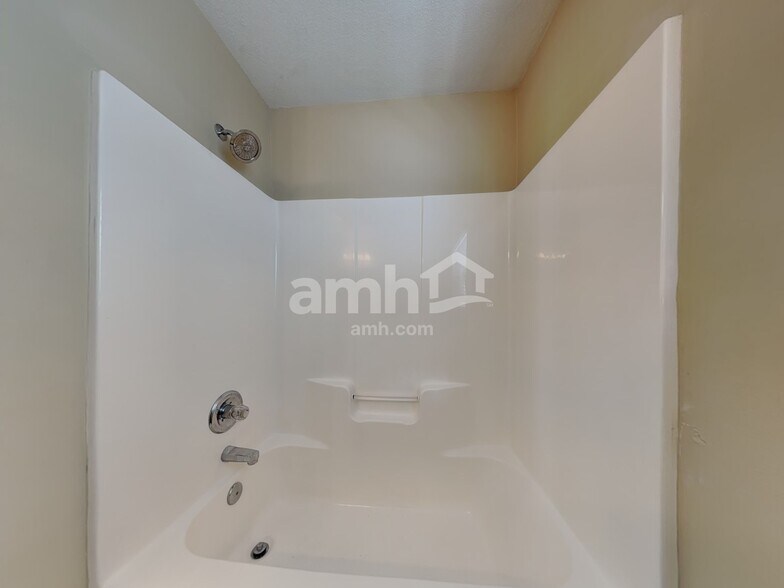 Building Photo - 17 Dillingham Ct