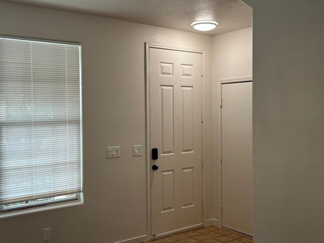Building Photo - Beautiful home ready for rent