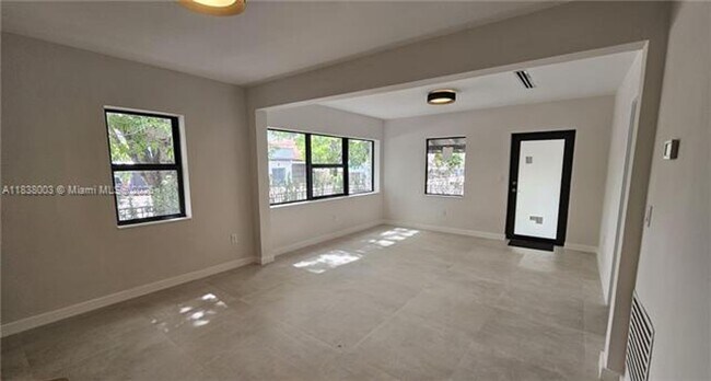 Building Photo - 424 NE 63rd St