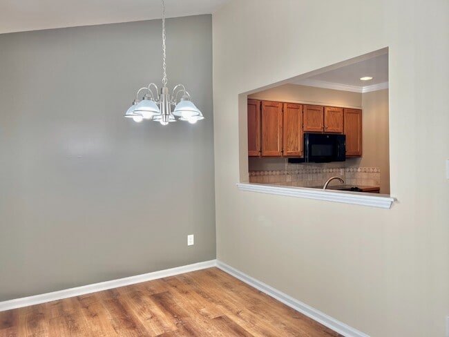 Building Photo - End Unit in Great Location!