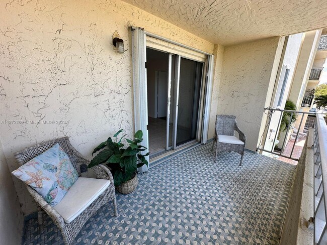 Building Photo - 900 NE 18th Ave