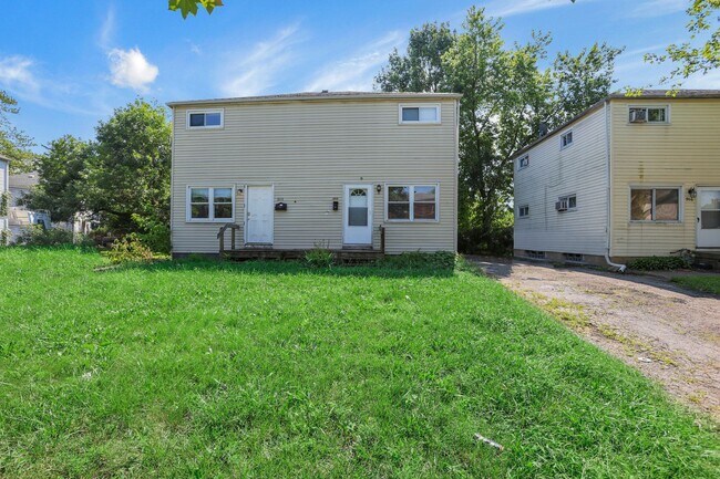 Building Photo - 898-900 Racine Ave