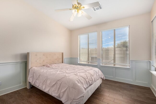 Building Photo - PRICE REDUCED & Move-In Ready!