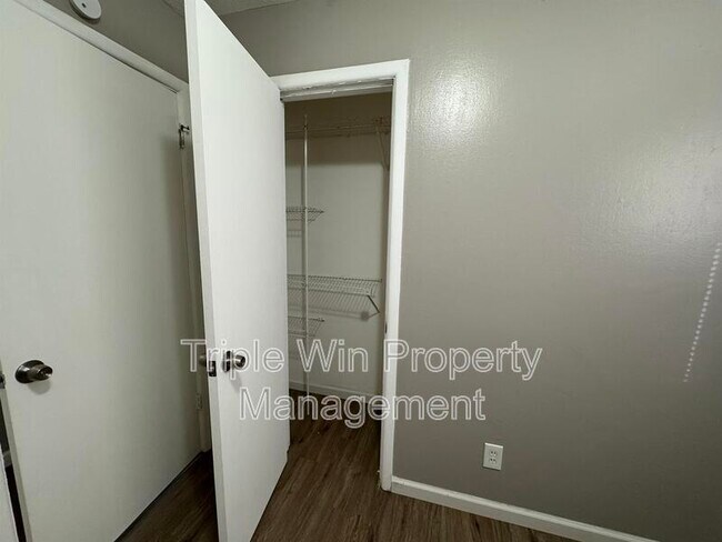 Building Photo - 227 Meadowcrest Dr