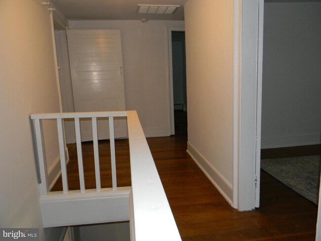 Building Photo - 863 Lombard Rd