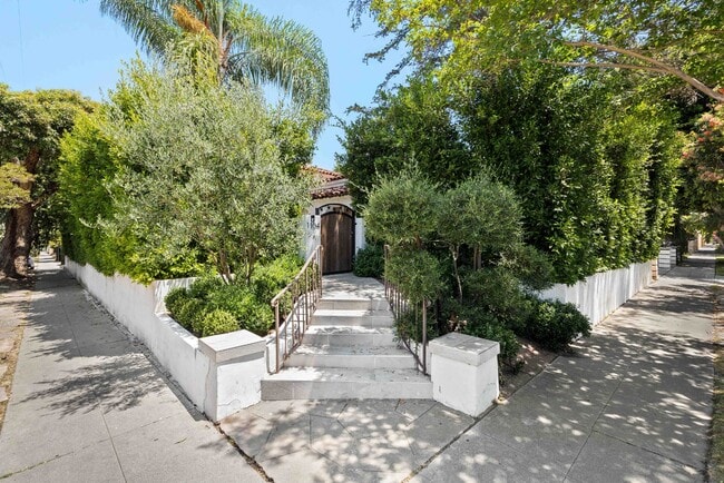 Building Photo - Traditional home | 3 bed 3 bath | Prime Pico-Robertson Area