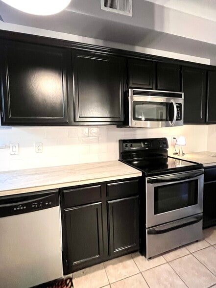 Full Kitchen - 2503 Plumgrove Cir